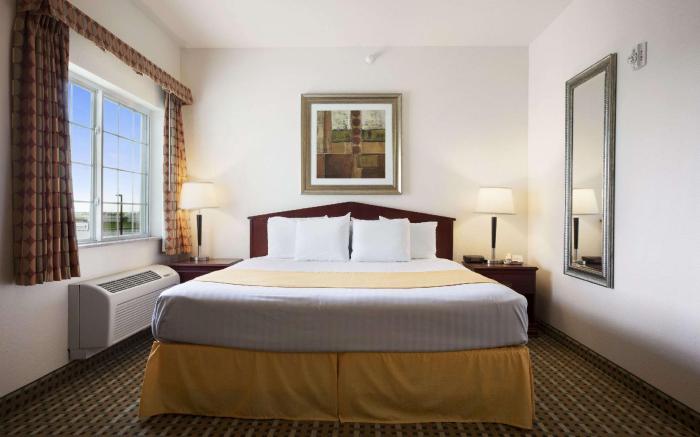 Days Inn & Suites by Wyndham Columbus NE