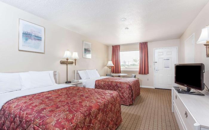 Days Inn by Wyndham Clinton