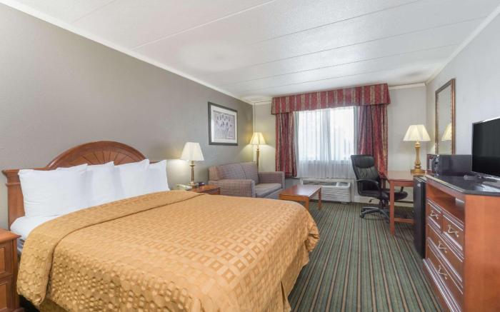 Days Inn & Suites by Wyndham Columbus East Airport