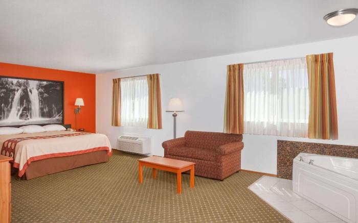 Super 8 by Wyndham Cloverdale Wine Country