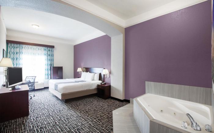 La Quinta Inn & Suites by Wyndham Mansfield TX
