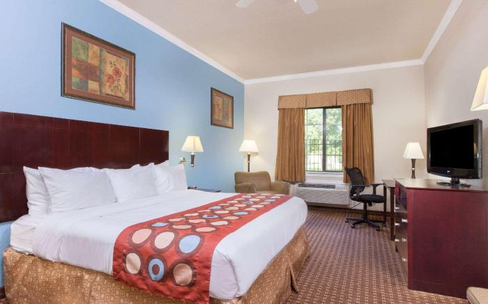 Super 8 By Wyndham Iah West/Greenspoint