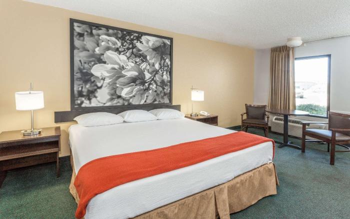 Super 8 by Wyndham Adel GA I-75