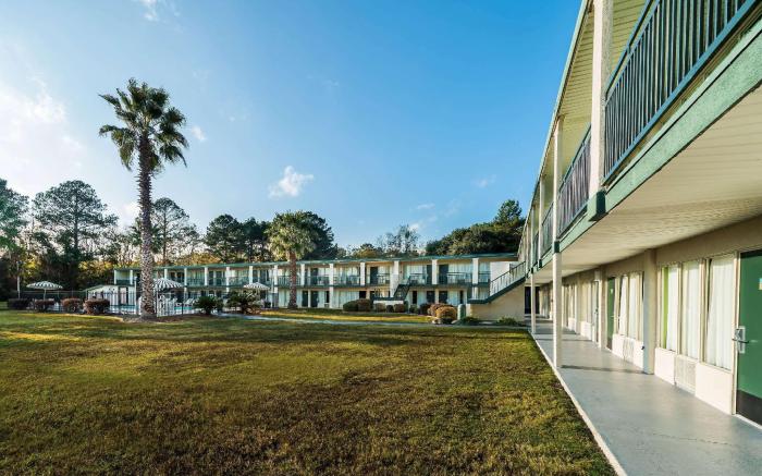 Days Inn by Wyndham Richmond Hill/Savannah