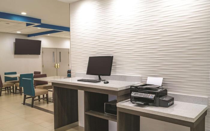 La Quinta Inn & Suites by Wyndham Latham Albany Airport