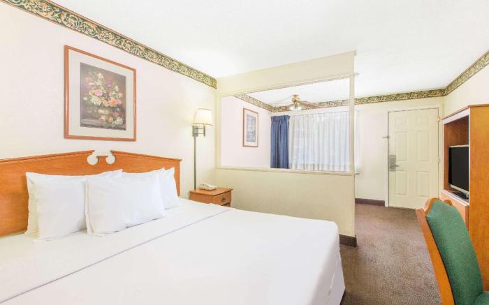 Days Inn & Suites by Wyndham Marshall