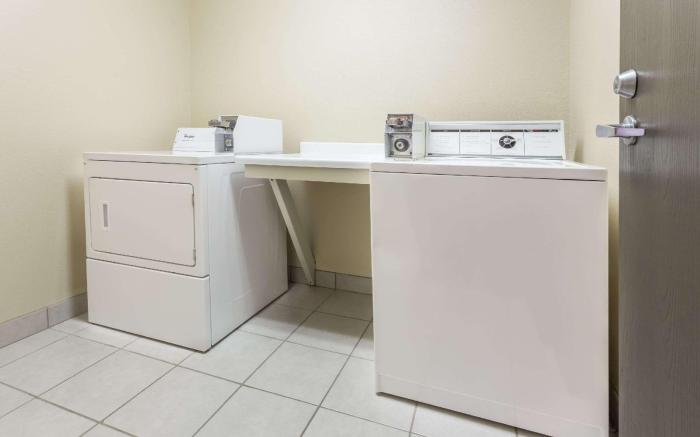 Days Inn & Suites by Wyndham Kaukauna WI