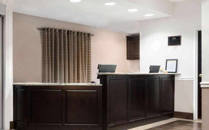 Days Inn & Suites by Wyndham Dallas