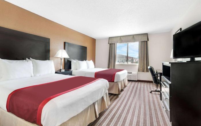 Days Inn & Suites by Wyndham Dallas
