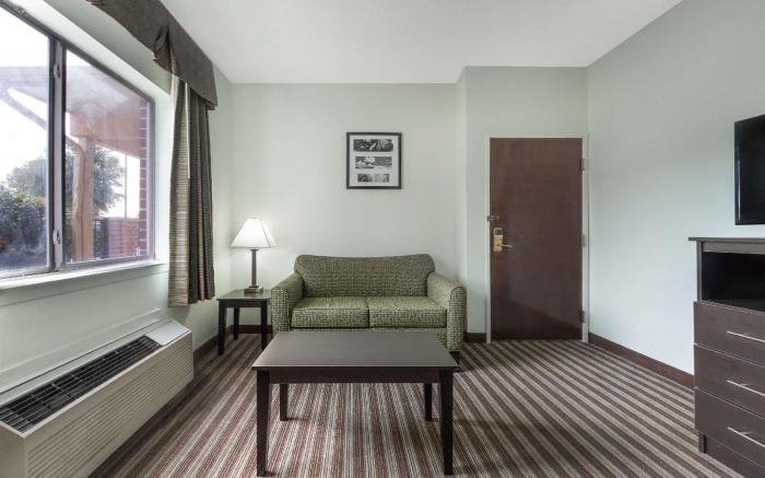 Days Inn & Suites by Wyndham Dallas