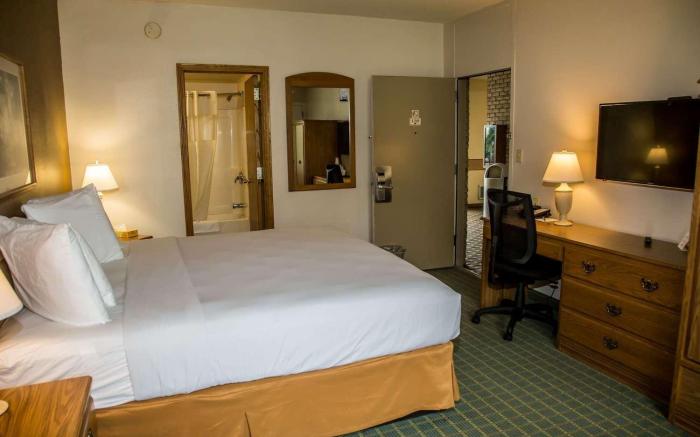 Baymont Inn & Suites by Wyndham Fargo