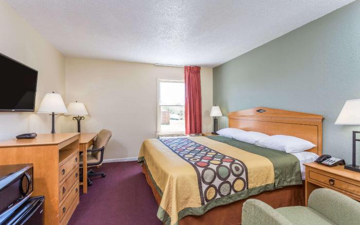 Super 8 By Wyndham Manning