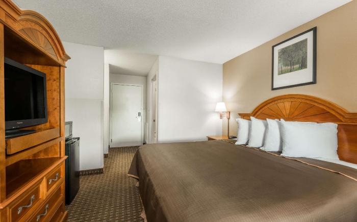 Howard Johnson Hotel & Suites by Wyndham Allentown/Dorney