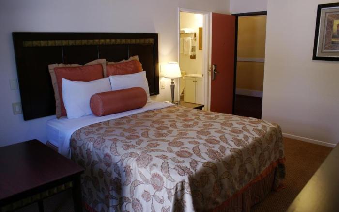 Harborview Inn & Suites-Convention Center-Airport-Gaslamp-Seaworld-Zoo-Balboa Park