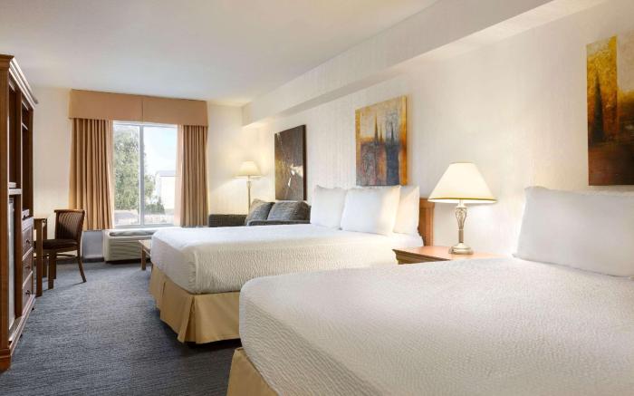 Days Inn & Suites by Wyndham Niagara Falls Centre St. By the Falls