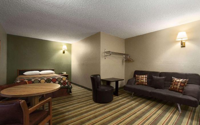 Super 8 By Wyndham Blackwell