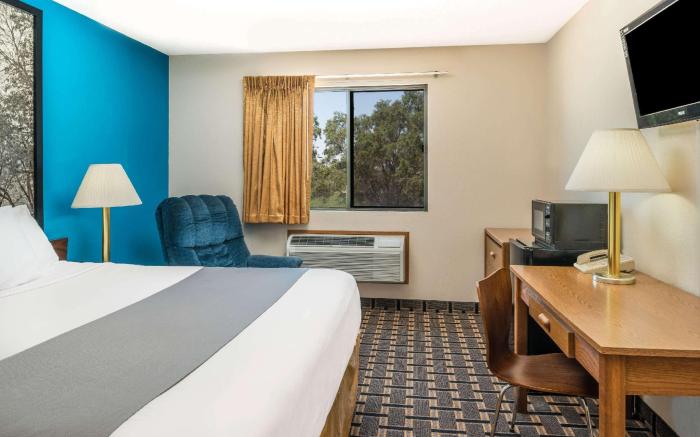 Super 8 By Wyndham Lincoln West