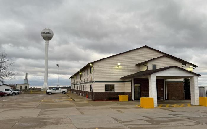 Super 8 by Wyndham Mendota I-39