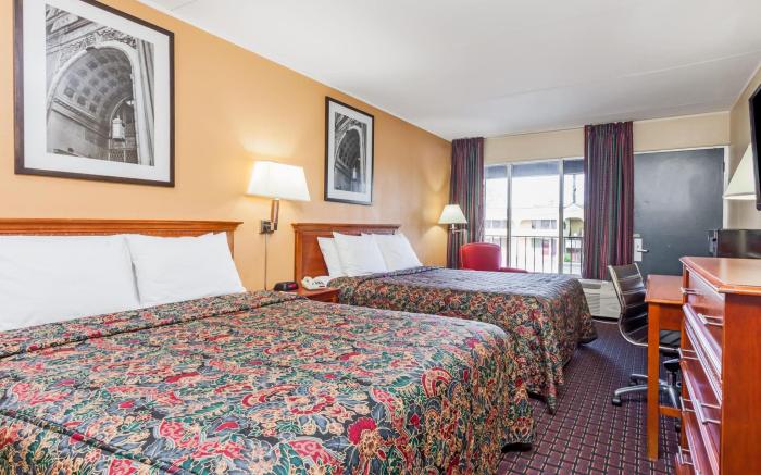 Days Inn by Wyndham Seymour