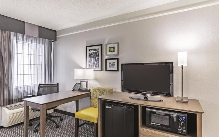 La Quinta Inn & Suites by Wyndham Austin Near The Domain