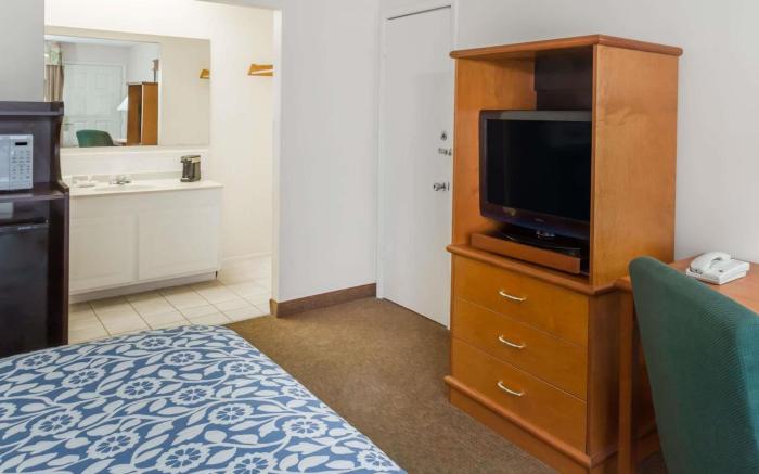 Days Inn by Wyndham Fort Myers Springs Resort