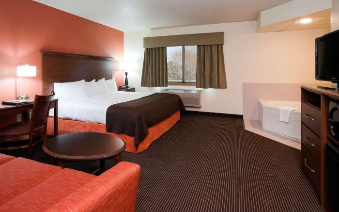 AmericInn by Wyndham Manitowoc