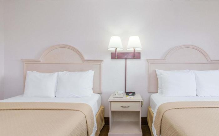 Days Inn & Suites by Wyndham Navarre - near Beaches/Hurlburt