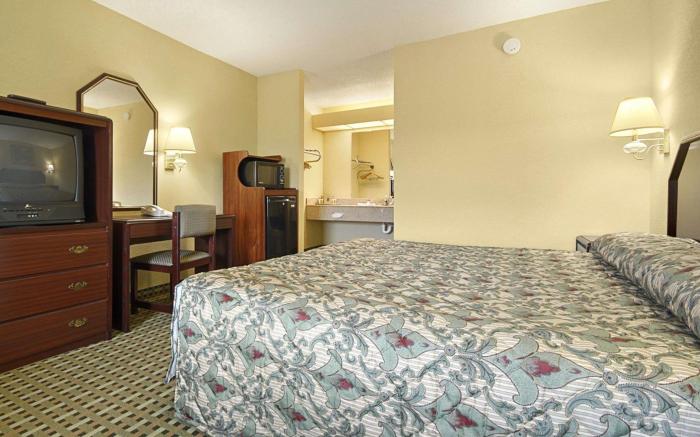 Super 8 By Wyndham Mobile/Tillmans Corner