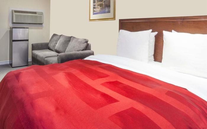 Knights Inn - Kingston ON