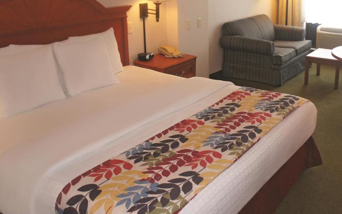 La Quinta Inn & Suites by Wyndham Springfield Airport Plaza