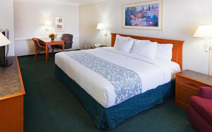 Super 8 by Wyndham Eagle Pass