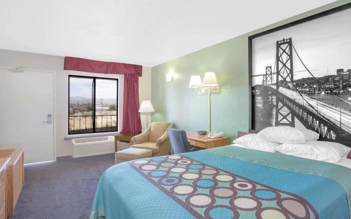 Super 8 by Wyndham Barstow