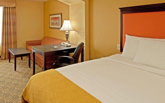 La Quinta Inn & Suites by Wyndham Mobile - Tillman's Corner