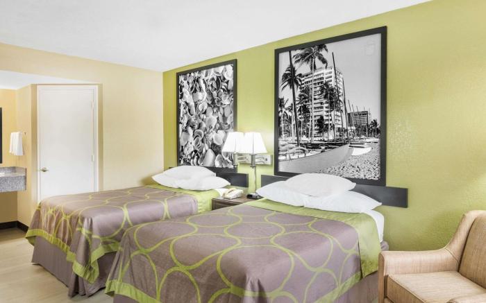 Super 8 By Wyndham Sarasota Near Siesta Key