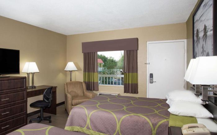 Super 8 By Wyndham Sarasota Near Siesta Key