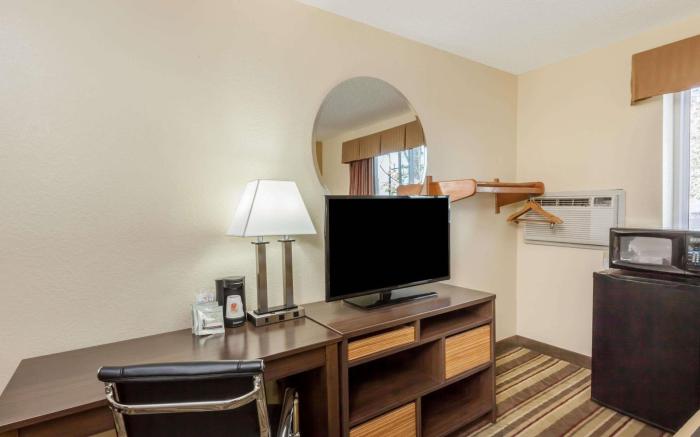 Super 8 by Wyndham Latham/Albany Airport