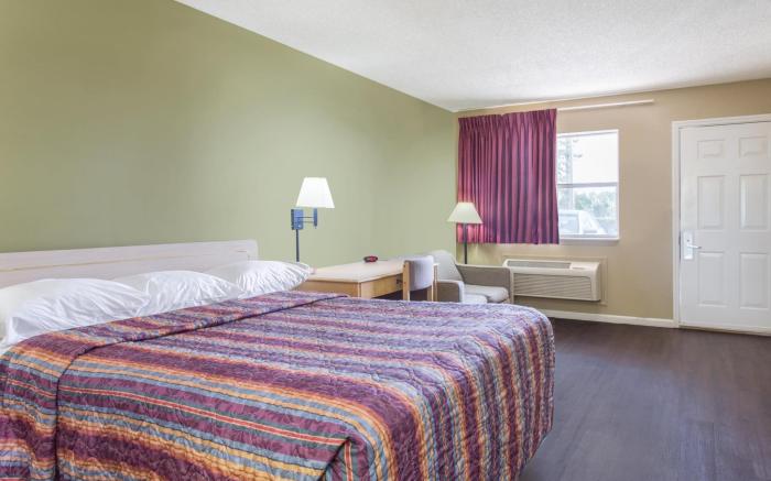 Super 8 By Wyndham Monticello