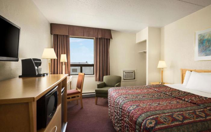 Travelodge by Wyndham Edmonton West