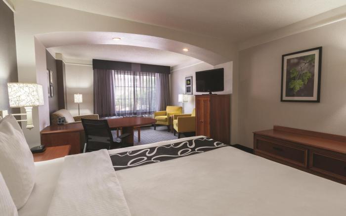 La Quinta Inn & Suites by Wyndham San Antonio Airport