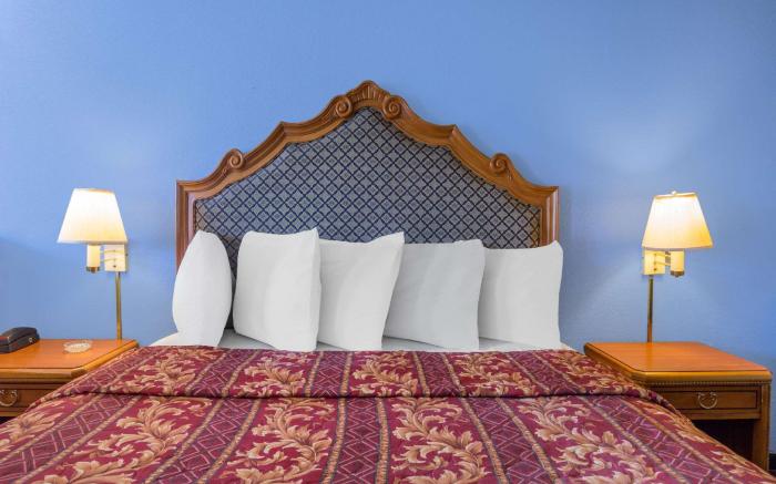 Days Inn by Wyndham San Antonio