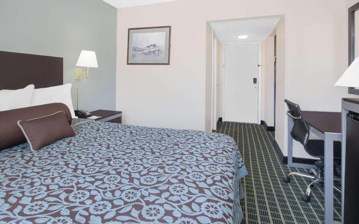 Days Inn by Wyndham Market Center Dallas