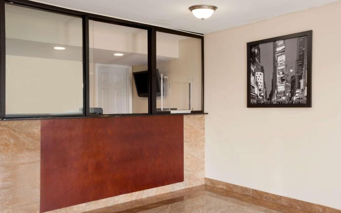Super 8 By Wyndham Rahway/Newark