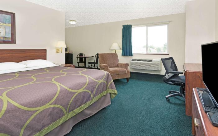 Super 8 By Wyndham Windsor