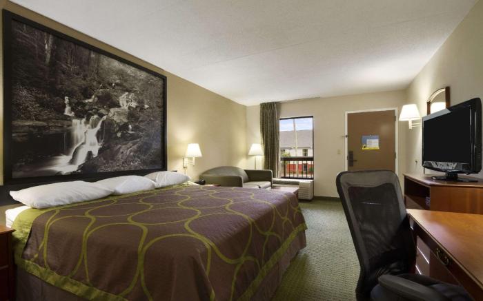 Super 8 By Wyndham Calhoun