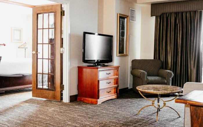 Hotel Topeka at City Center