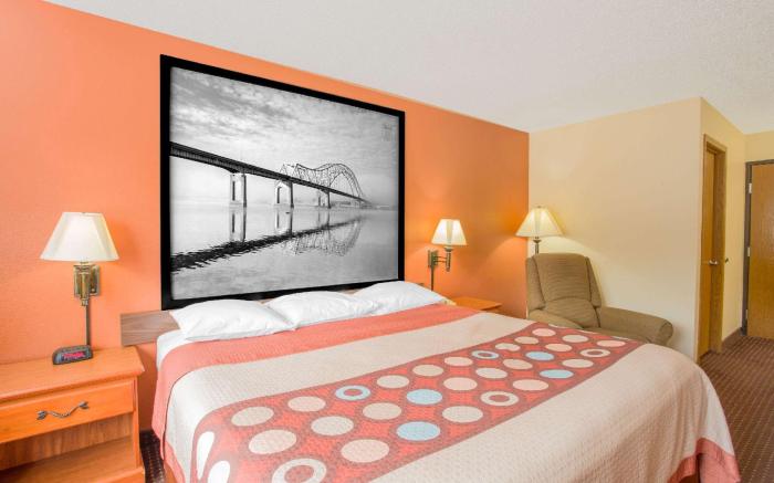Super 8 By Wyndham Waverly