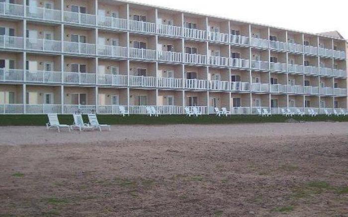 Mackinaw Beach and Bay Inn & Suites