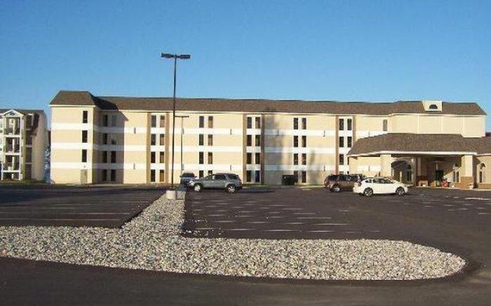 Mackinaw Beach and Bay Inn & Suites