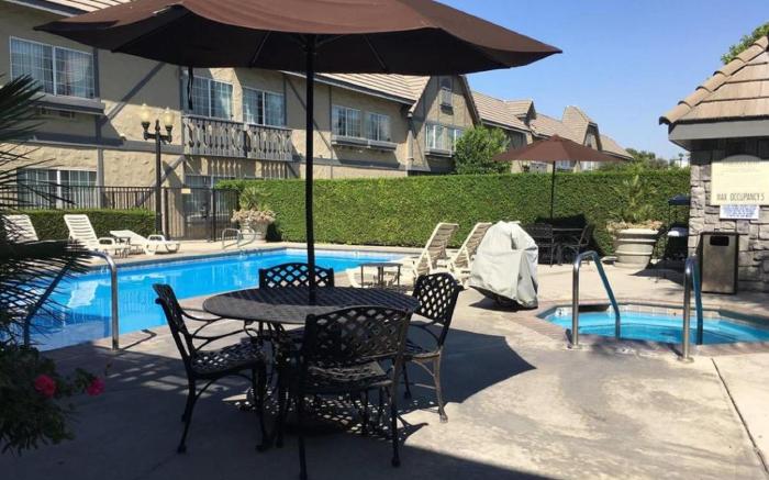 Folk Inn Ontario Airport