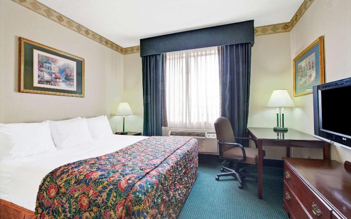Days Inn & Suites by Wyndham Houston North/Aldine